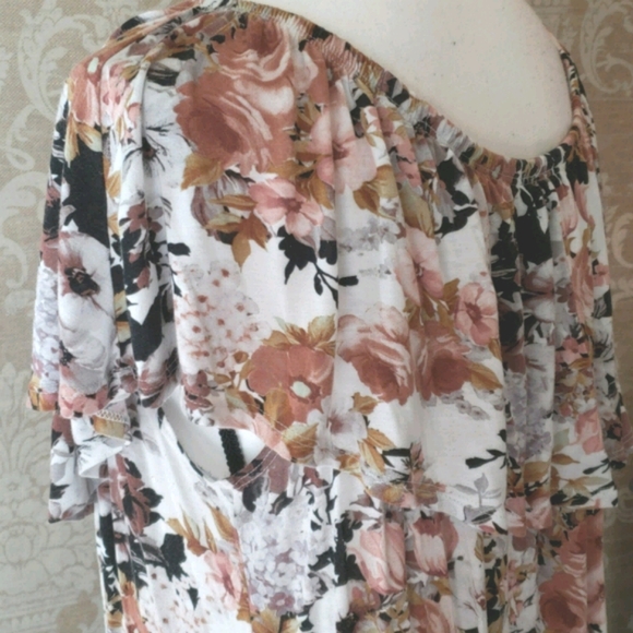 FREE KISSES RUFFLE TOP - Picture 3 of 5